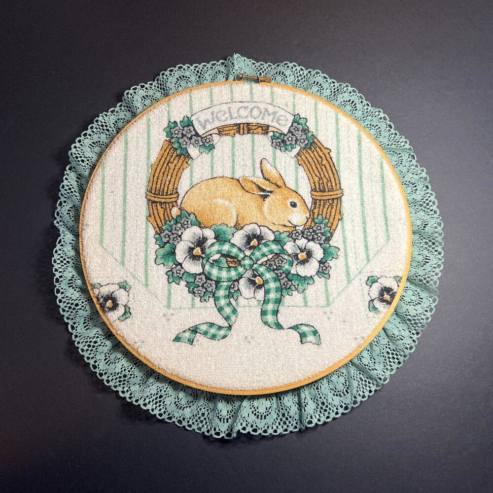 Vintage Green & White Round 'Welcome' Rabbit Cloth Print Ruffled Lace Wall Art